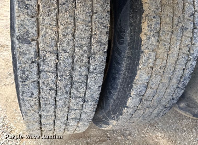 image for item DY8207 1999 Freightliner FLD120 semi truck