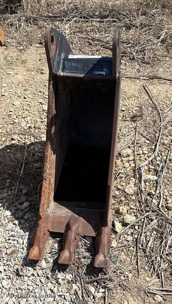 image for item DY8214 Caterpillar backhoe bucket