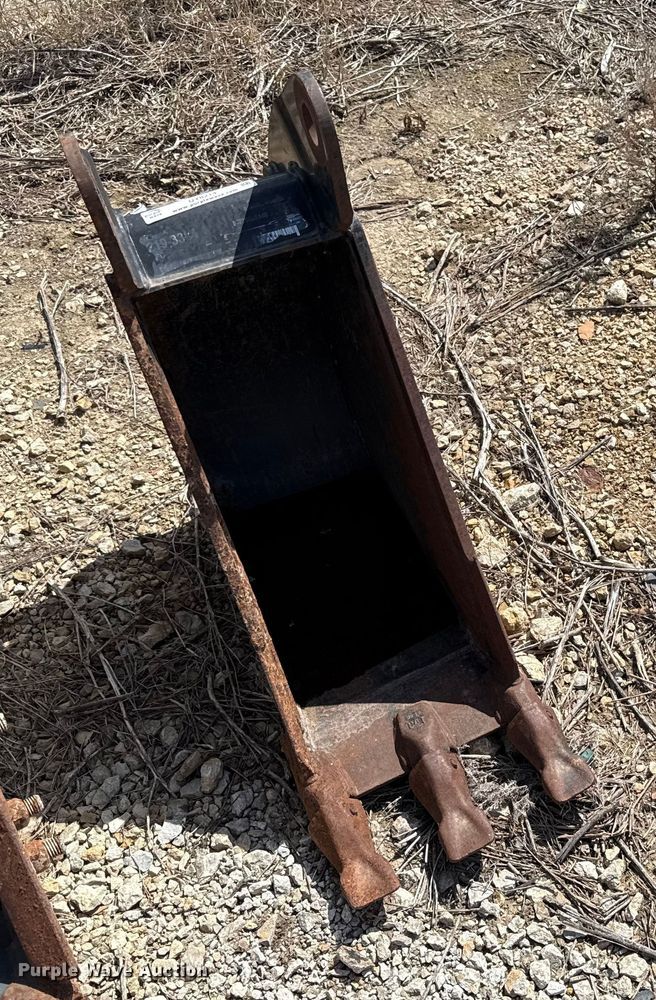 image for item DY8214 Caterpillar backhoe bucket