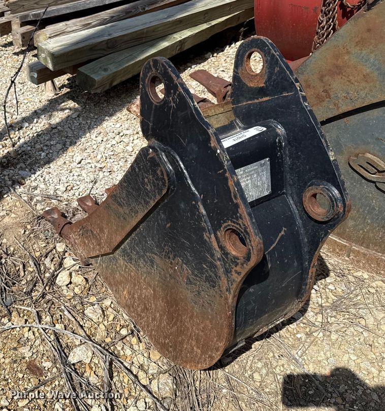 image for item DY8214 Caterpillar backhoe bucket