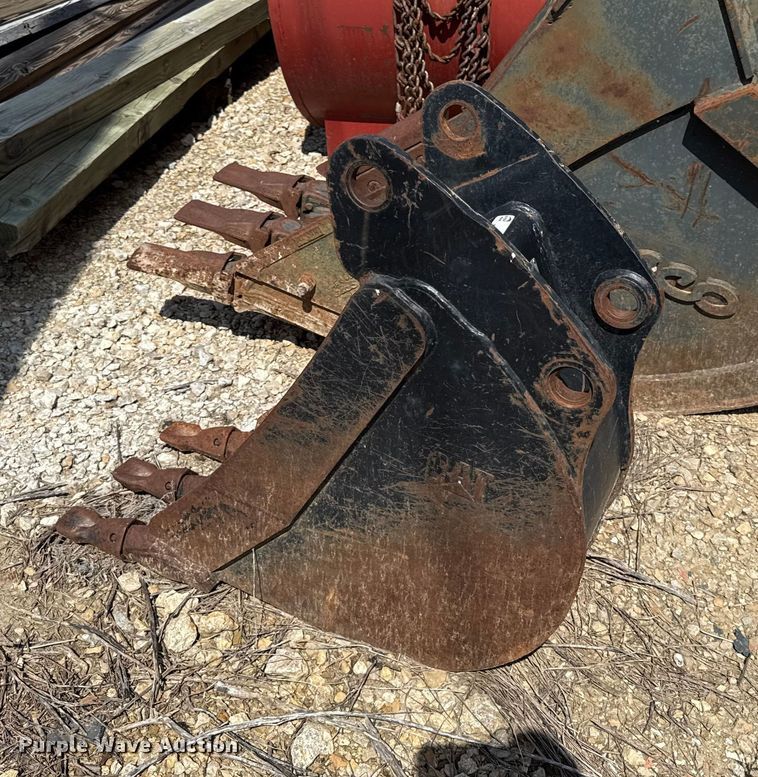 image for item DY8214 Caterpillar backhoe bucket