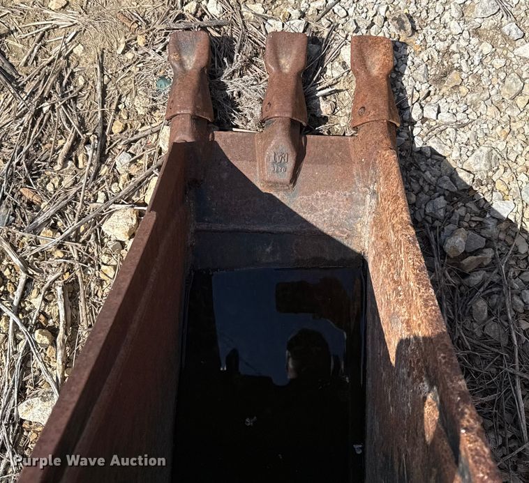 image for item DY8214 Caterpillar backhoe bucket