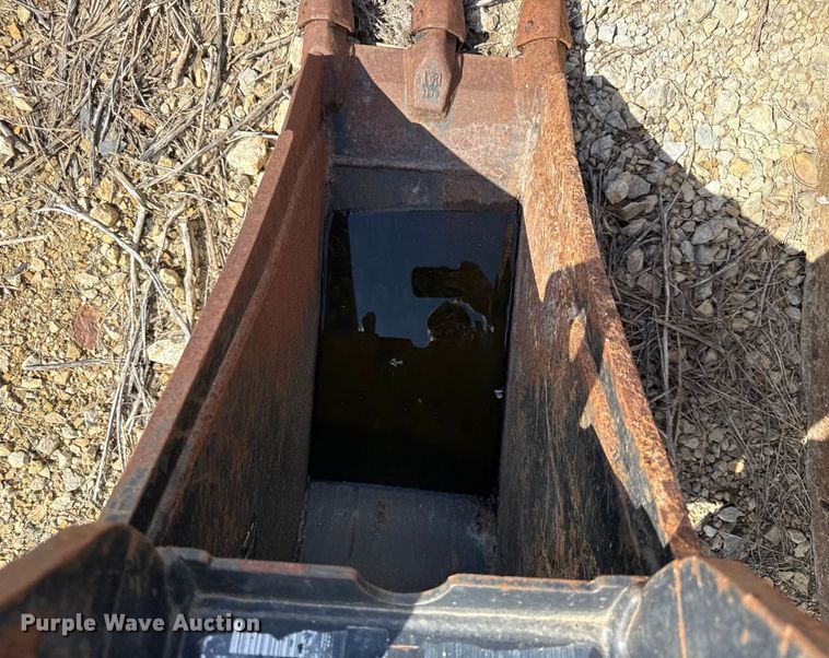 image for item DY8214 Caterpillar backhoe bucket