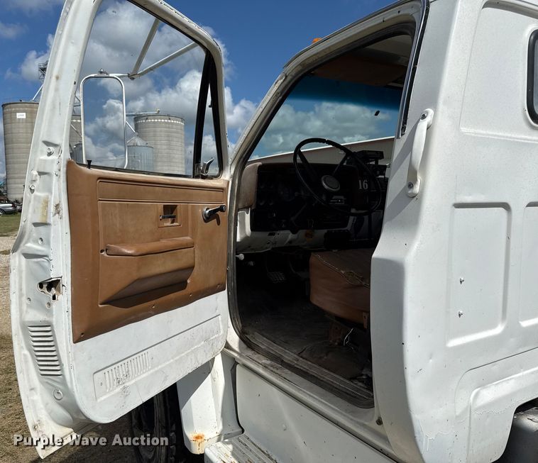 image for item DY8217 1988 Chevrolet C70 truck cab and chassis