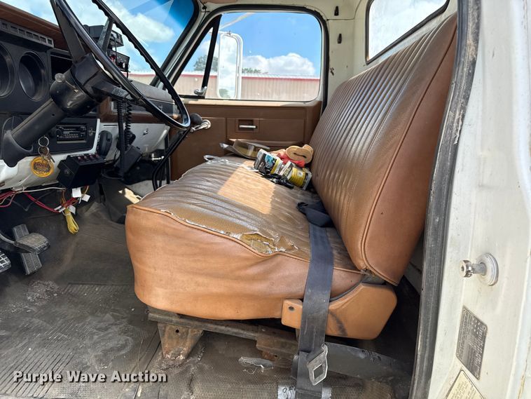 image for item DY8217 1988 Chevrolet C70 truck cab and chassis