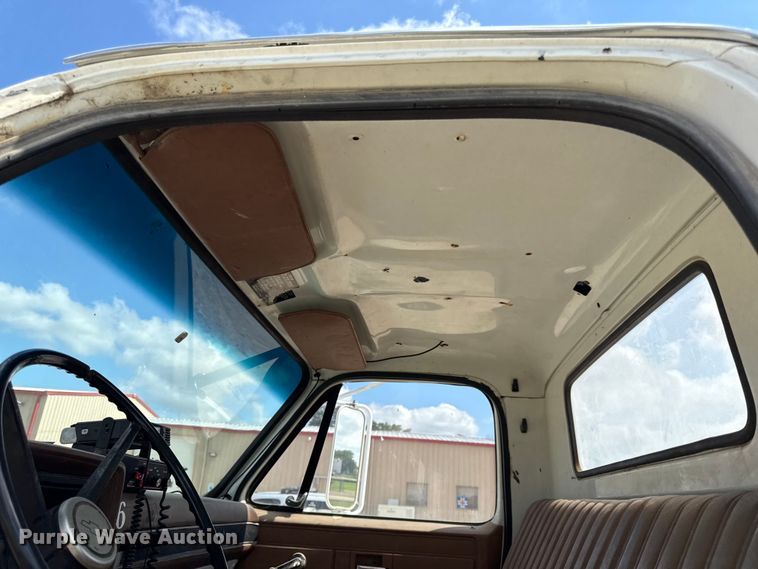 image for item DY8217 1988 Chevrolet C70 truck cab and chassis