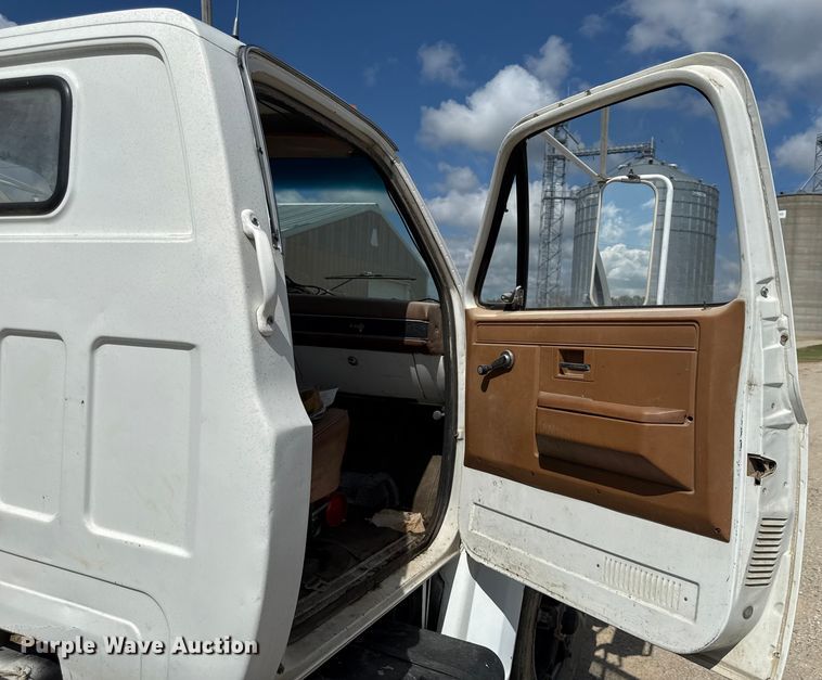 image for item DY8217 1988 Chevrolet C70 truck cab and chassis