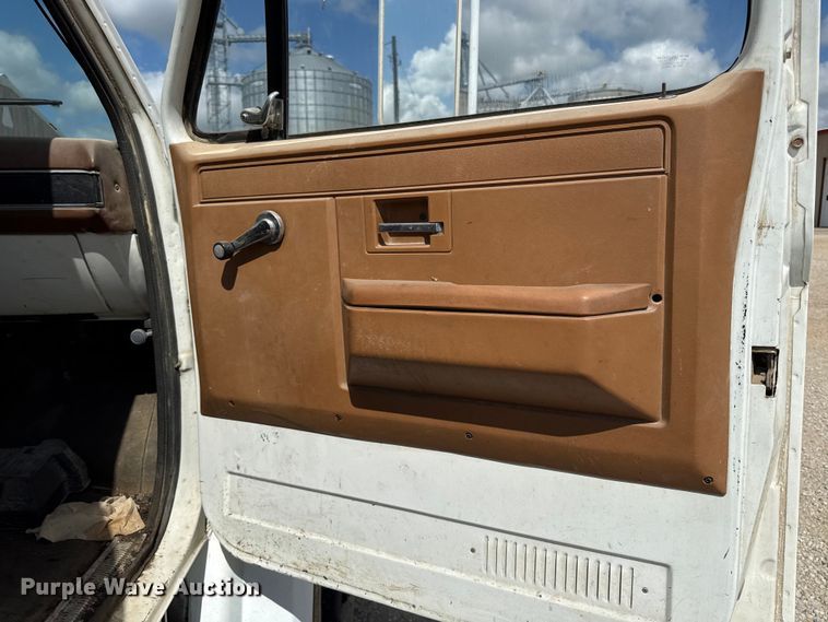 image for item DY8217 1988 Chevrolet C70 truck cab and chassis