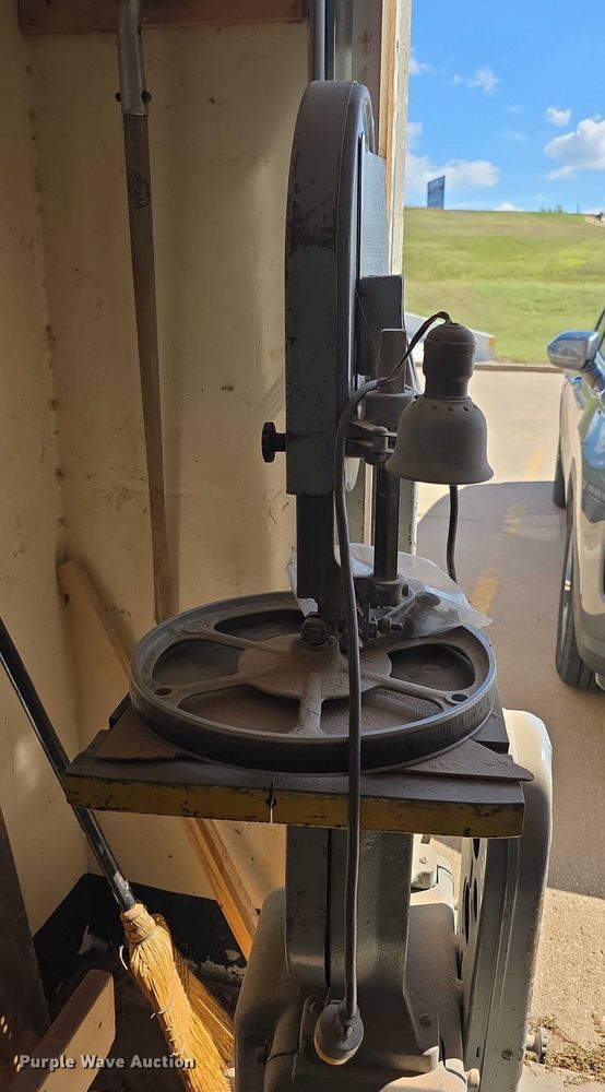 image for item DZ6354 Delta Milwaukee Series 28 band saw