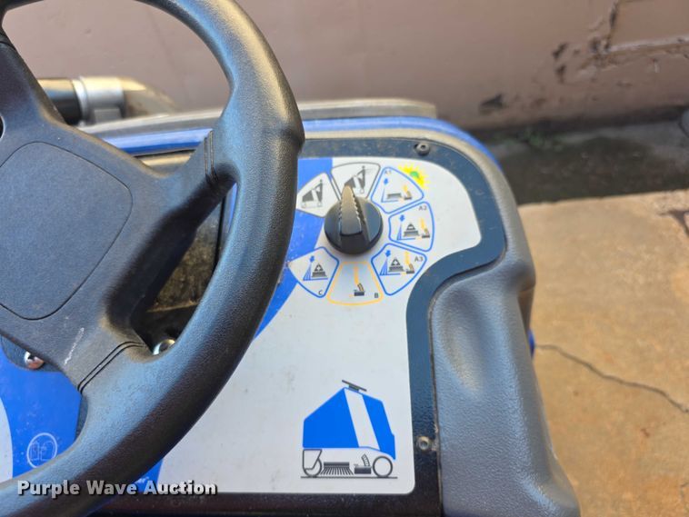 image for item DZ6369 Chariot iScrub 24 floor scrubber