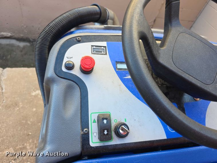 image for item DZ6369 Chariot iScrub 24 floor scrubber