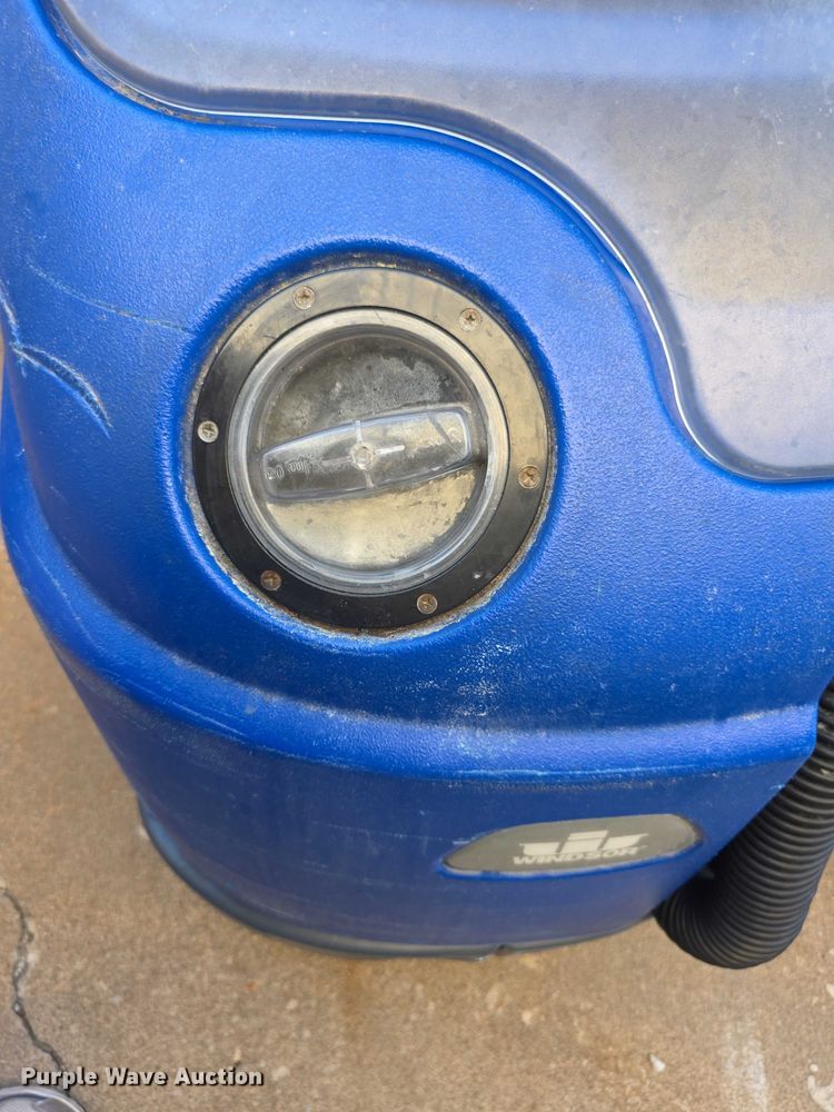 image for item DZ6369 Chariot iScrub 24 floor scrubber