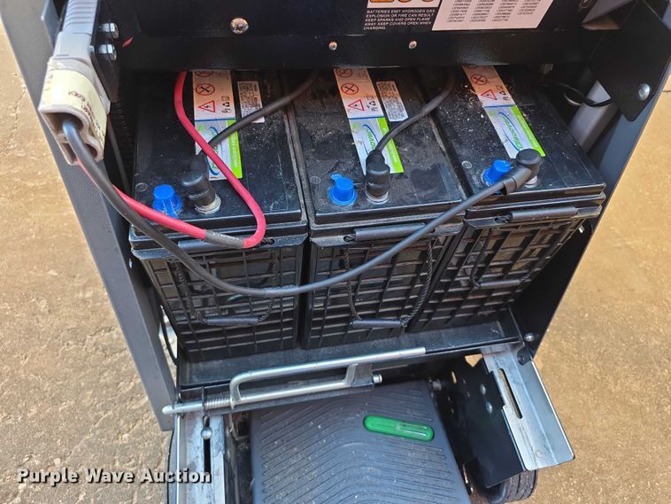 image for item DZ6369 Chariot iScrub 24 floor scrubber