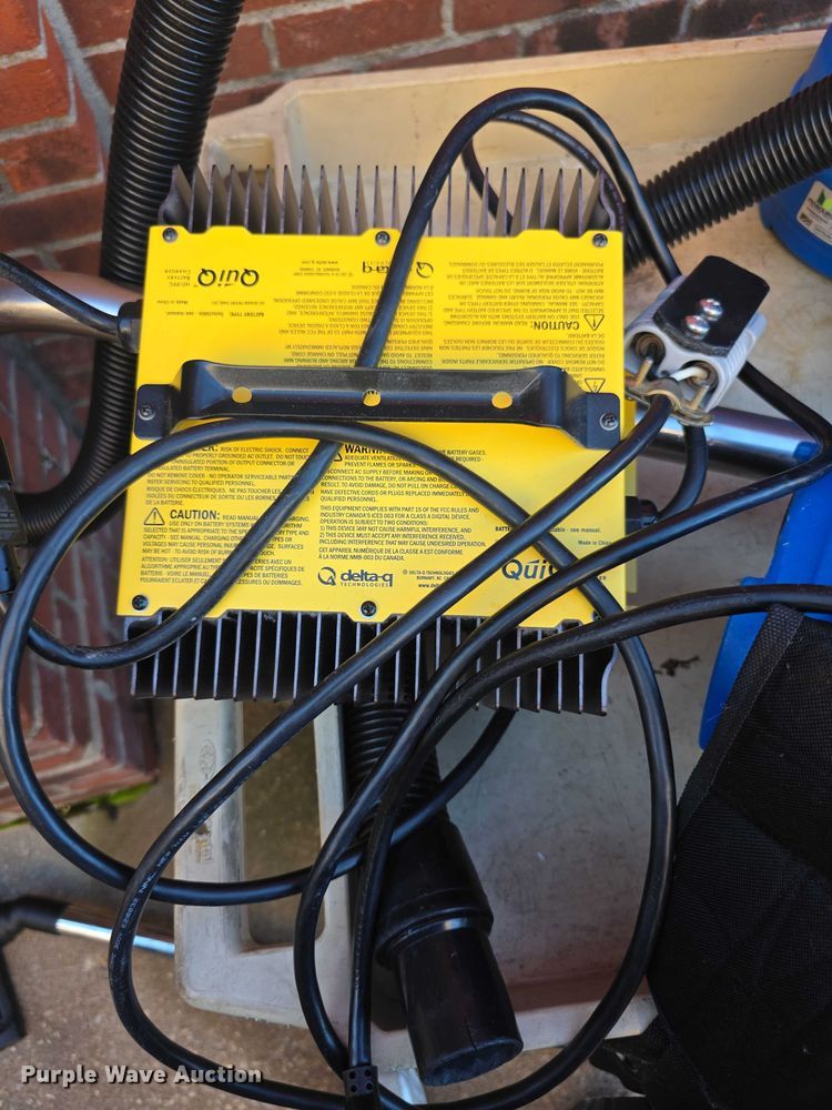 image for item DZ6369 Chariot iScrub 24 floor scrubber