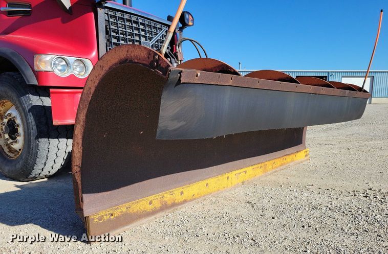 image for item DZ6656 2002 Volvo VHD64F dump truck