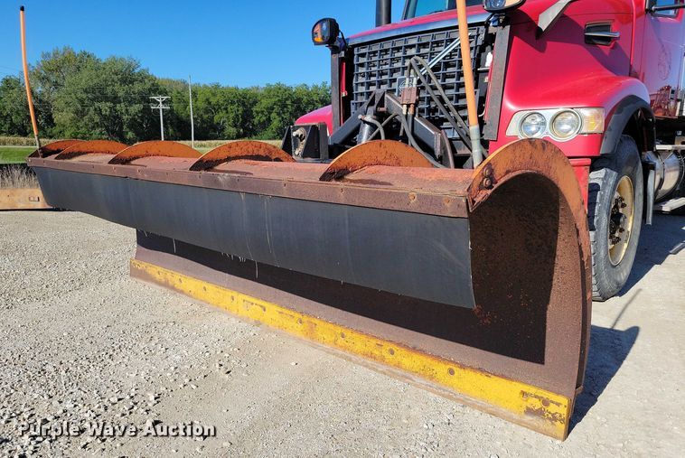 image for item DZ6656 2002 Volvo VHD64F dump truck