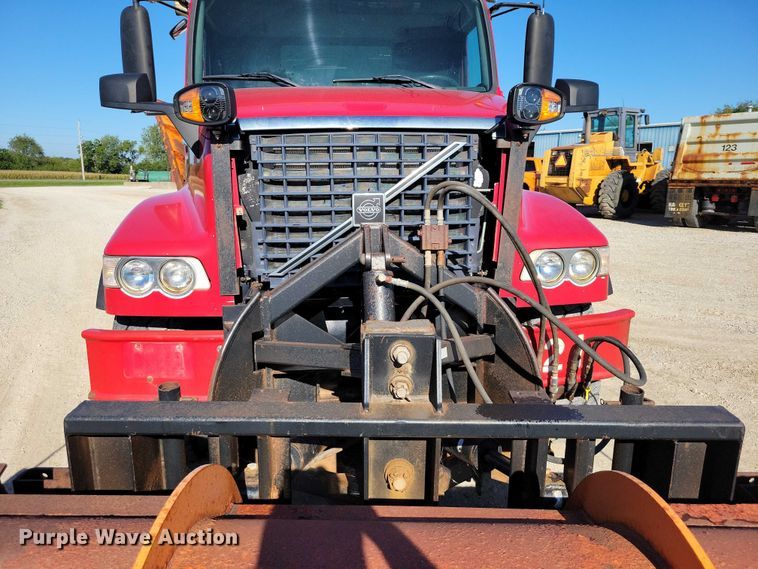 image for item DZ6656 2002 Volvo VHD64F dump truck