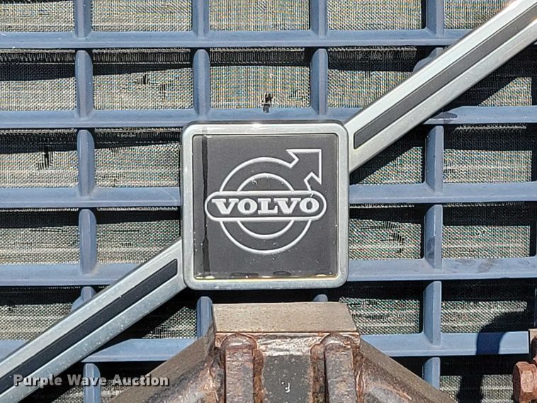 image for item DZ6656 2002 Volvo VHD64F dump truck