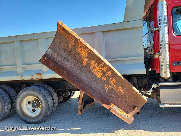 image for item DZ6656 2002 Volvo VHD64F dump truck