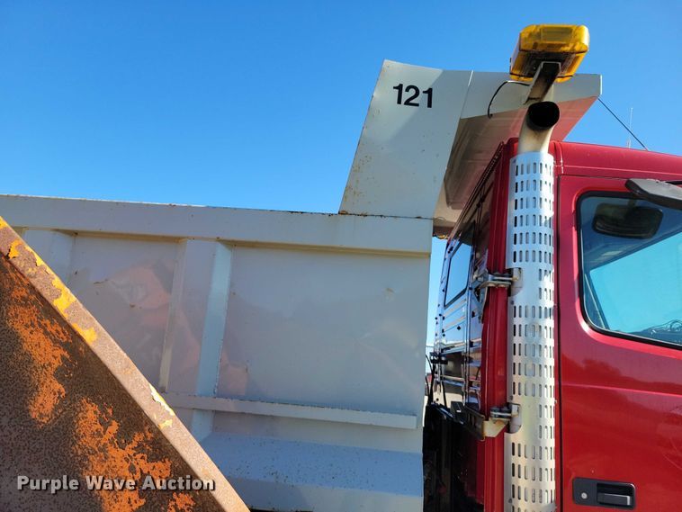 image for item DZ6656 2002 Volvo VHD64F dump truck