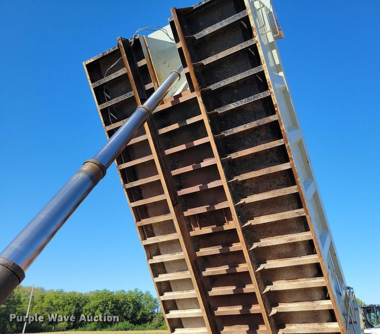 image for item DZ6656 2002 Volvo VHD64F dump truck