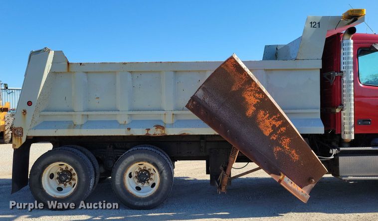 image for item DZ6656 2002 Volvo VHD64F dump truck