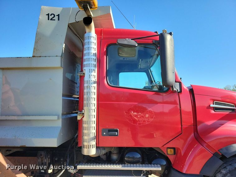 image for item DZ6656 2002 Volvo VHD64F dump truck