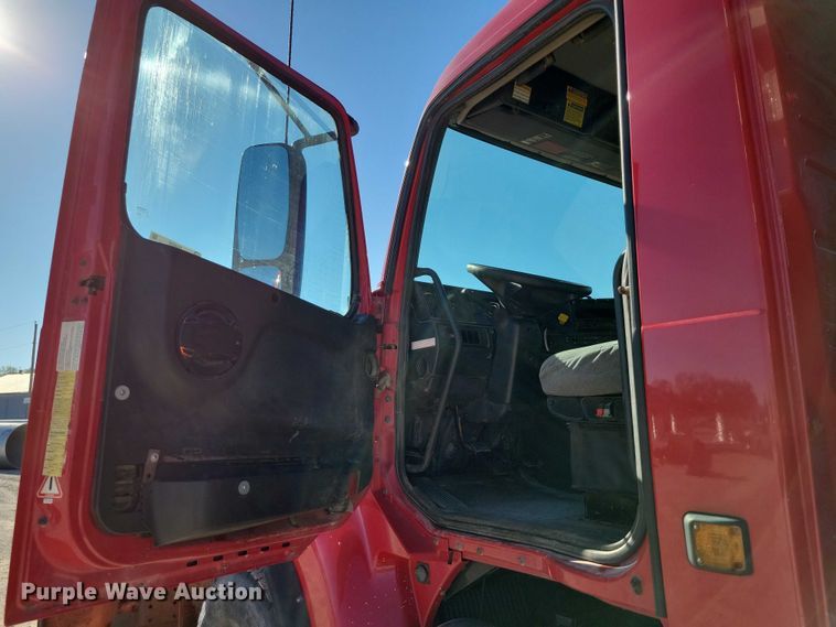 image for item DZ6656 2002 Volvo VHD64F dump truck