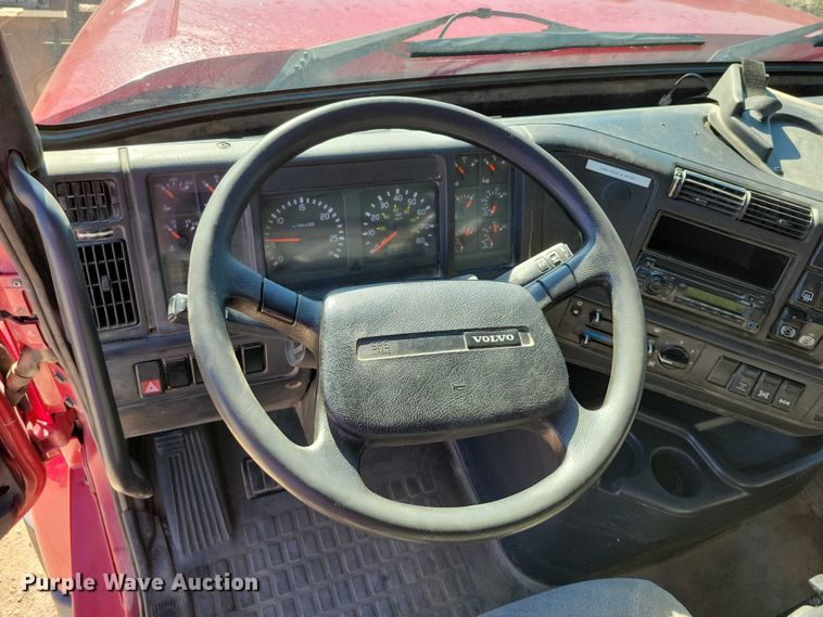 image for item DZ6656 2002 Volvo VHD64F dump truck