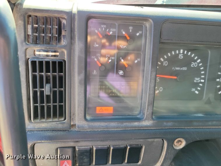 image for item DZ6656 2002 Volvo VHD64F dump truck