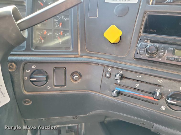 image for item DZ6656 2002 Volvo VHD64F dump truck