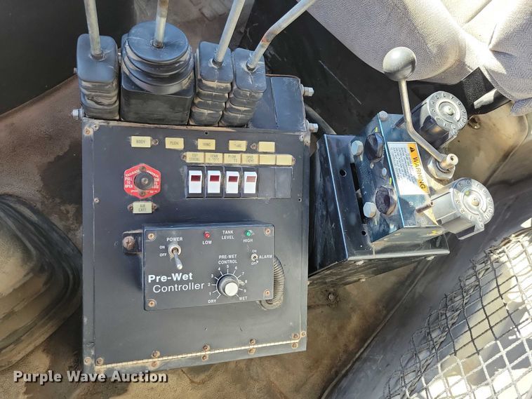 image for item DZ6656 2002 Volvo VHD64F dump truck