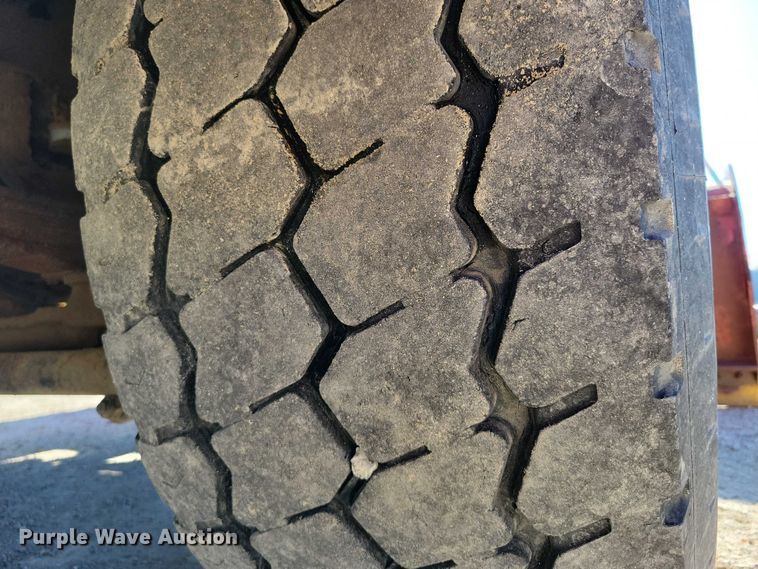 image for item DZ6656 2002 Volvo VHD64F dump truck