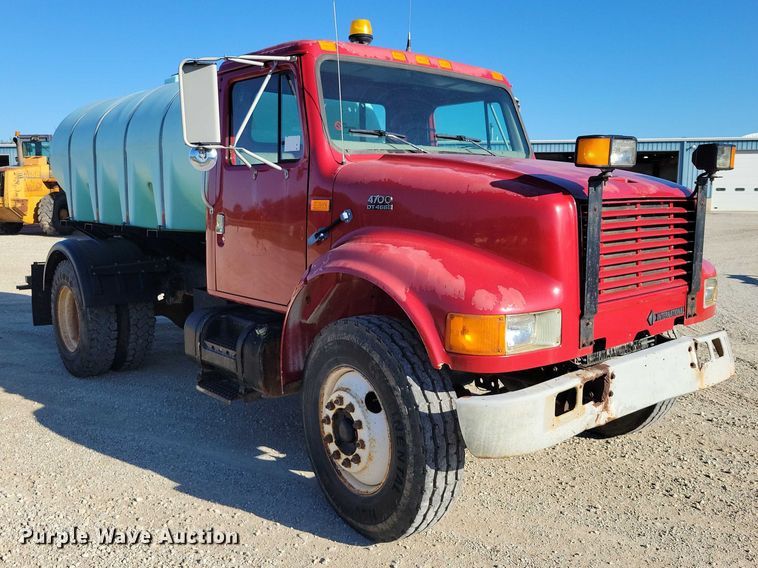 image for item DZ6657 1997 International  4700 water truck