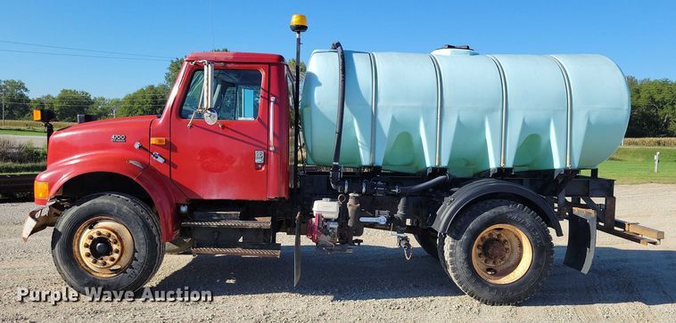 image for item DZ6657 1997 International  4700 water truck