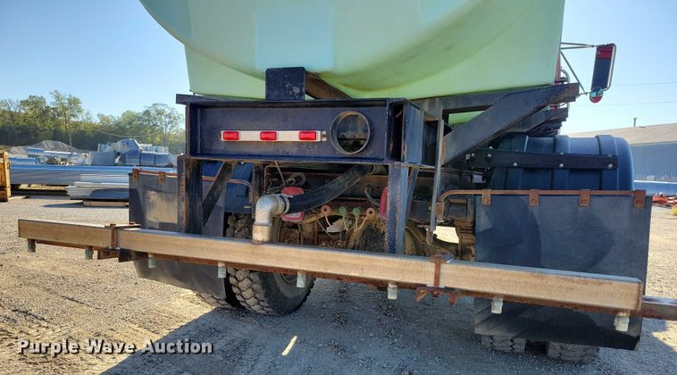 image for item DZ6657 1997 International  4700 water truck