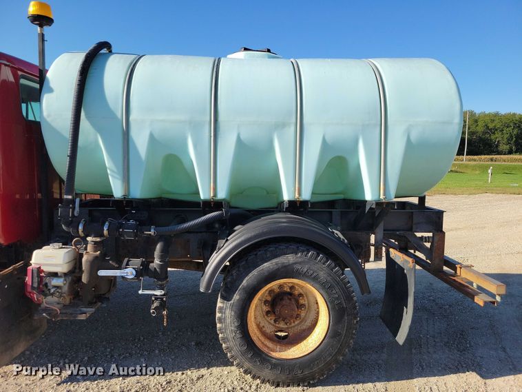 image for item DZ6657 1997 International  4700 water truck