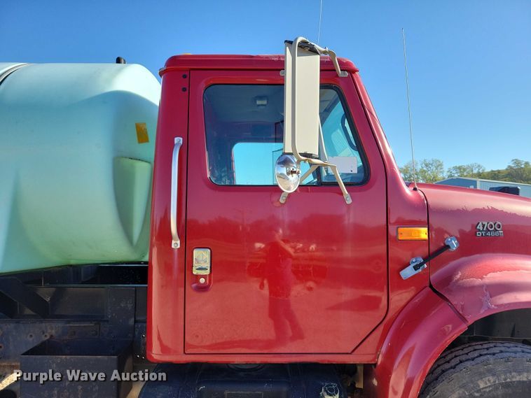 image for item DZ6657 1997 International  4700 water truck