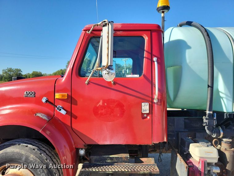 image for item DZ6657 1997 International  4700 water truck