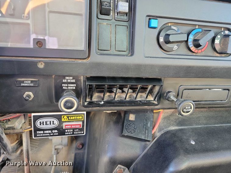 image for item DZ6657 1997 International  4700 water truck