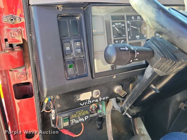 image for item DZ6657 1997 International  4700 water truck