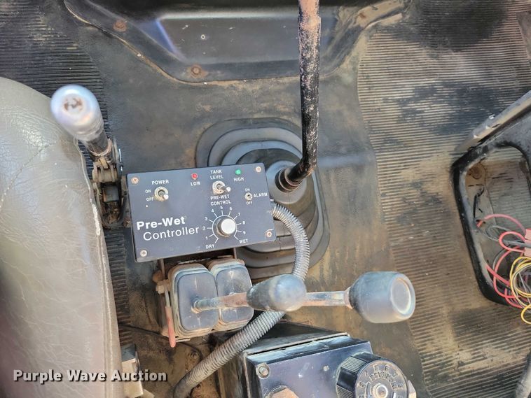 image for item DZ6657 1997 International  4700 water truck