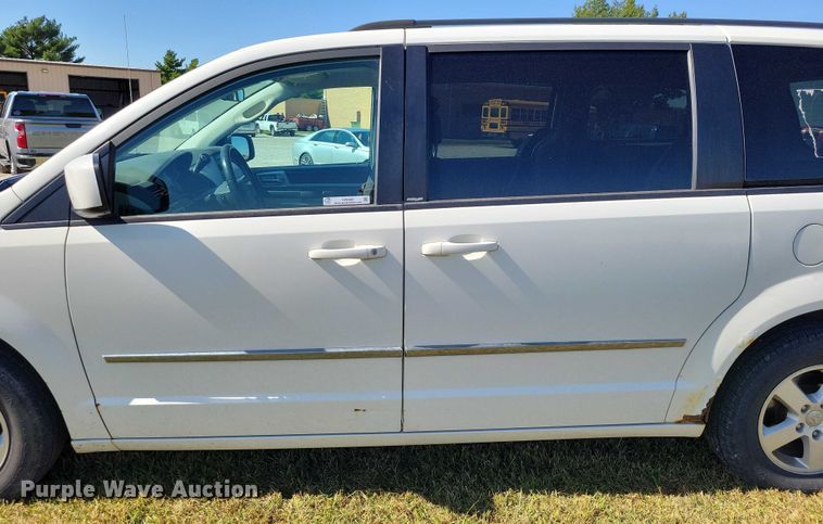 image for item DZ6660 2010 Dodge Grand Caravan van