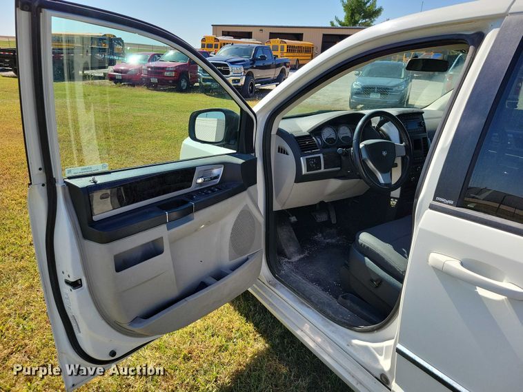 image for item DZ6660 2010 Dodge Grand Caravan van