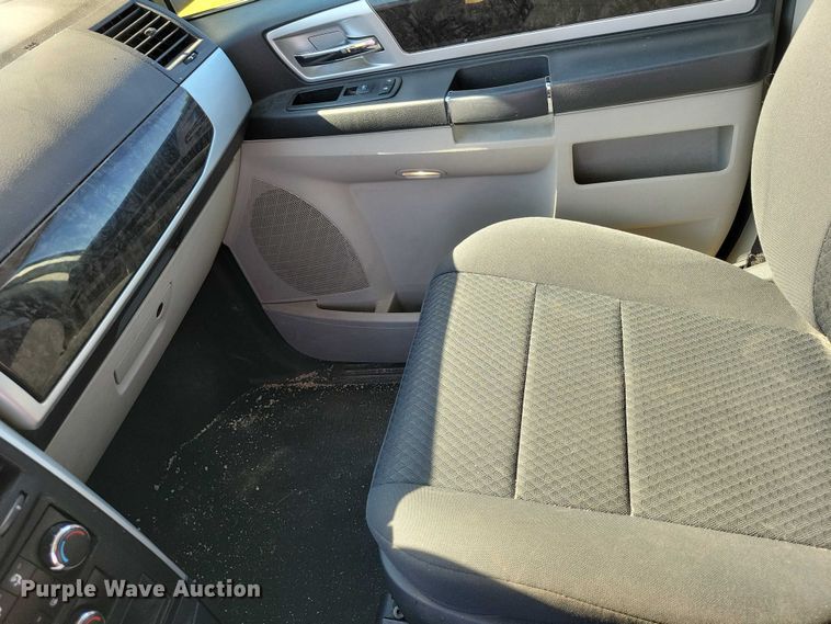 image for item DZ6660 2010 Dodge Grand Caravan van