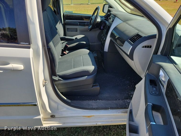 image for item DZ6660 2010 Dodge Grand Caravan van