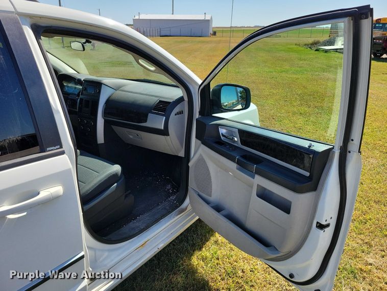 image for item DZ6660 2010 Dodge Grand Caravan van