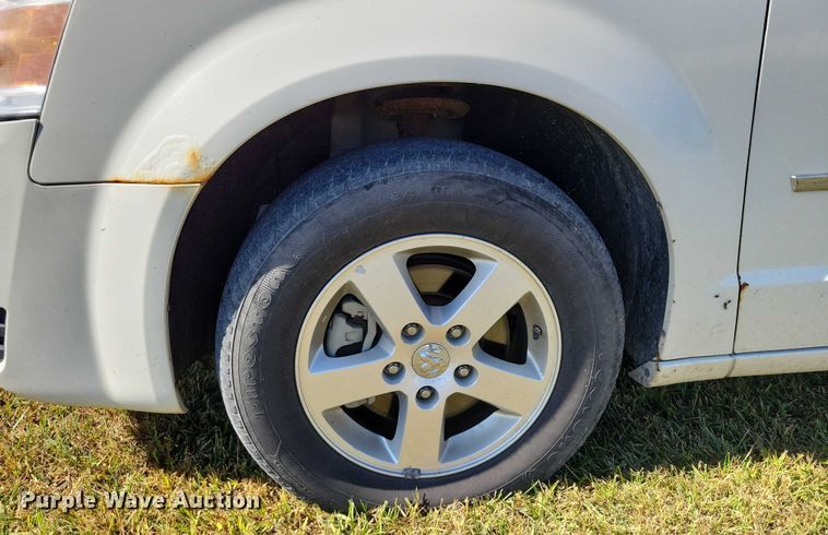 image for item DZ6660 2010 Dodge Grand Caravan van