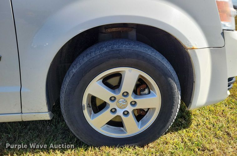 image for item DZ6660 2010 Dodge Grand Caravan van