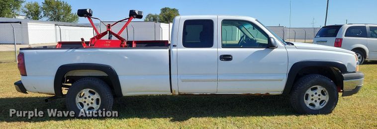 image for item DZ6661 2003 Chevrolet  Silverado 1500 Ext. Cab pickup truck